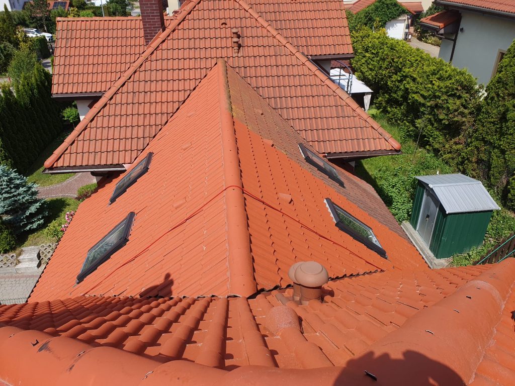 Dachówka ceramiczna po czyszczeniu – SoftWash24 Dachówka ceramiczna po czyszczeniu