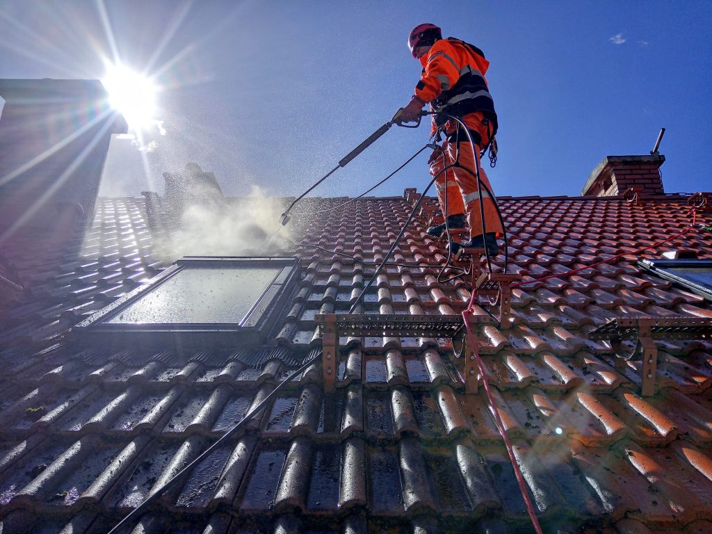 Mycie dachu z dachówki betonowej – SoftWash24 Mycie dachu z dachówki betonowej