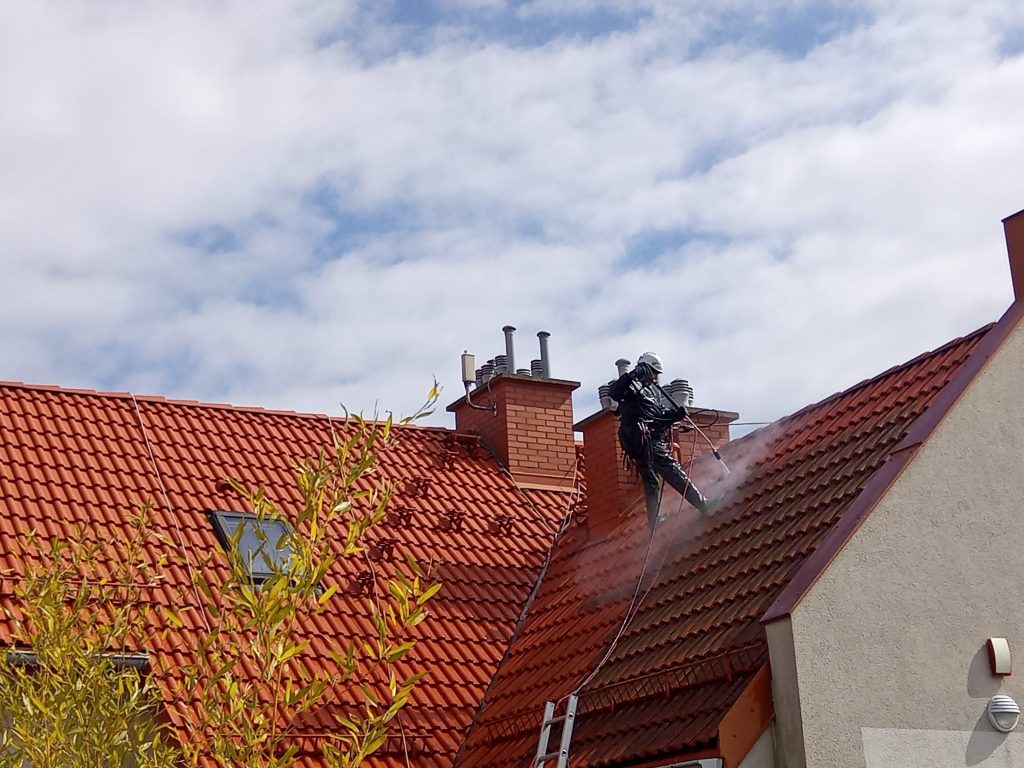 Czyszczenie dachu – realizacja SoftWash24 Czyszczenie dachu w Trójmieście – usuwanie mchów i zabrudzeń z pokrycia dachowego
