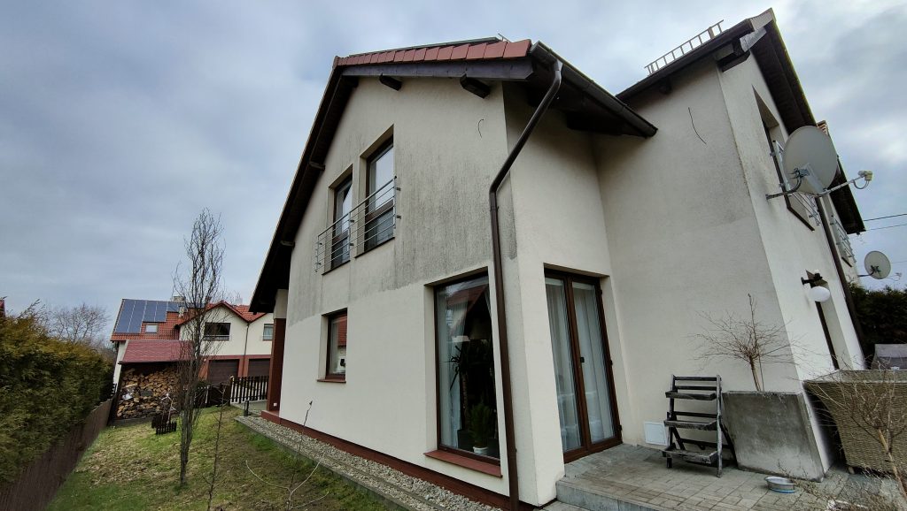 Mycie elewacji z podnośnika w Gdańsku – SoftWash24 Mycie elewacji z podnośnika w Gdańsku – czyszczenie fasady budynku