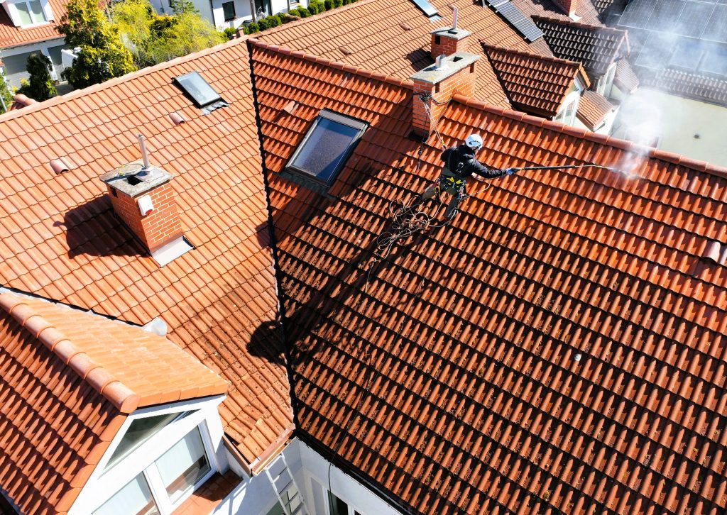 Mycie dachu technikami linowymi – SoftWash24 Czyszczenie dachu z wykorzystaniem technik linowych