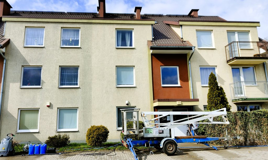 Mycie elewacji w Gdyni – czyszczenie budynku z nalotu biologicznego